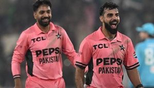 شاداب خان د انګلینډ خلاف  په څلورم يو ورځني کرکټ میچ كښې تر لاسه كاميابي د مور او كور ودانې په نوم كړه